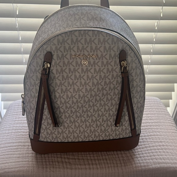 Michael Kors Handbags - NWT
MSRP -$298 (on tag)
Color: Acorn/Vanilla
Size: 10"W X 12.5"H X 4"D.